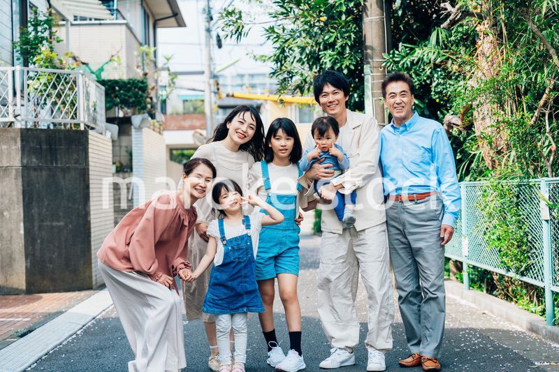 笑顔で外を散歩する3世代のファミリー