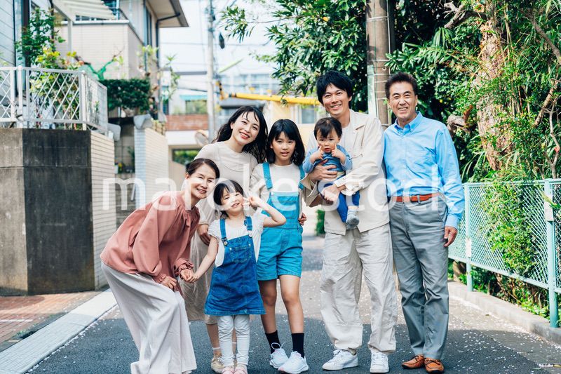 笑顔で外を散歩する3世代のファミリー