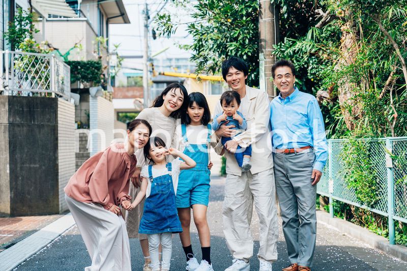 笑顔で外を散歩する3世代のファミリー