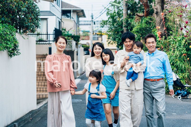 笑顔で外を散歩する3世代のファミリー