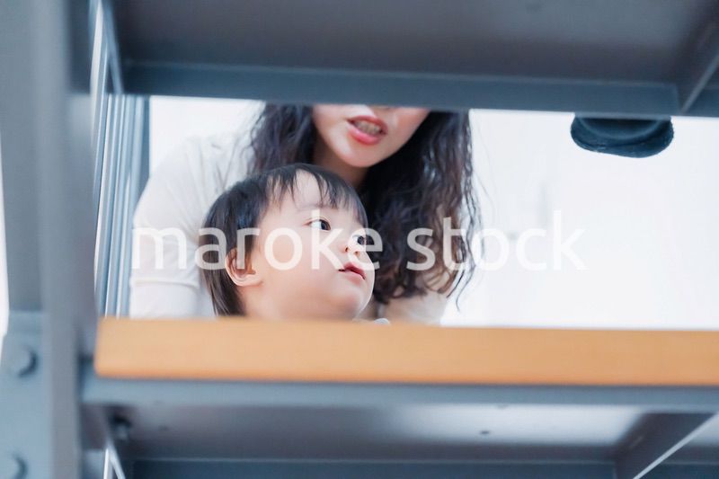 家の階段をハイハイで登る1歳の男の子