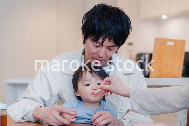 家で離乳食を食べる子供