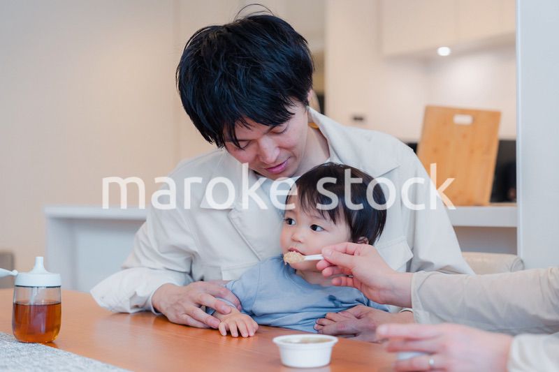 家で離乳食を食べる子供