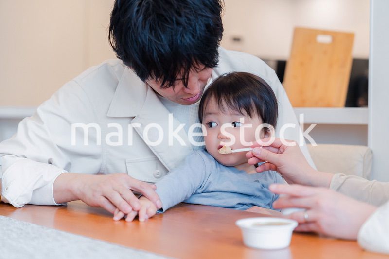 家で離乳食を食べる子供