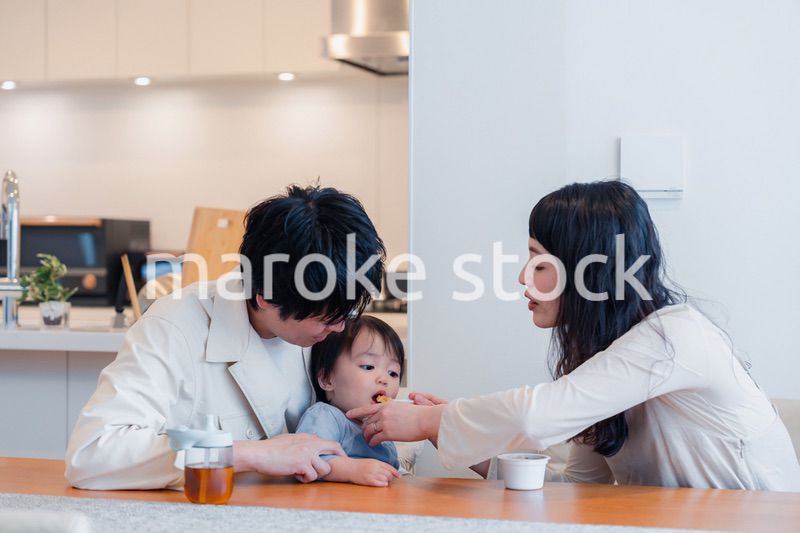 家で離乳食を食べる子供