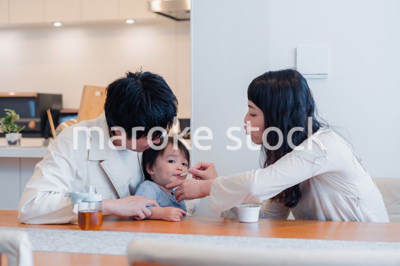 家で離乳食を食べる子供