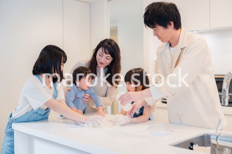 家で仲良くクッキングをする親子