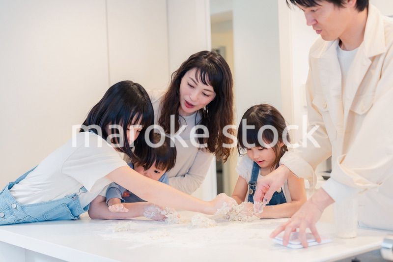 家で仲良くクッキングをする親子