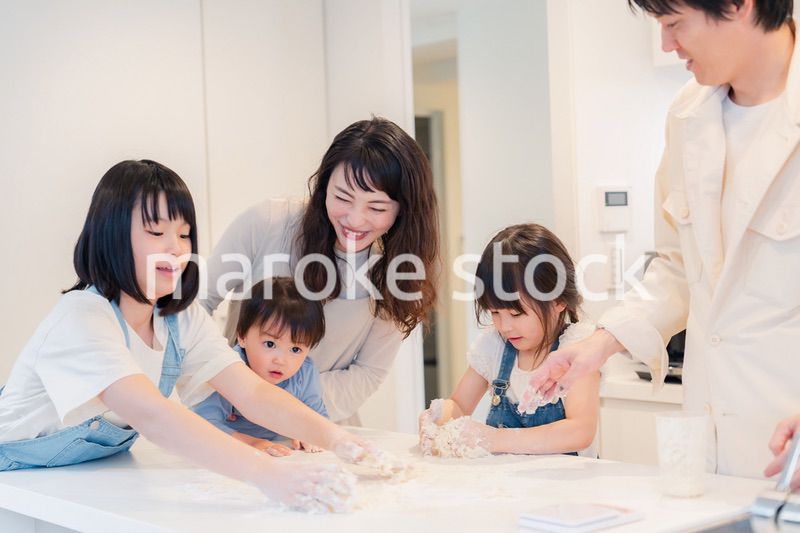 家で仲良くクッキングをする親子