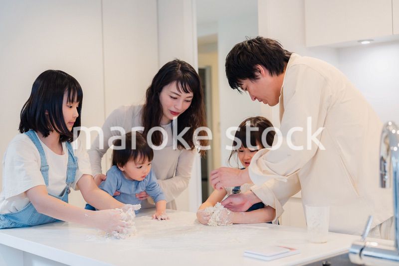 家で仲良くクッキングをする親子