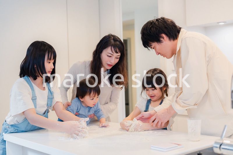 家で仲良くクッキングをする親子