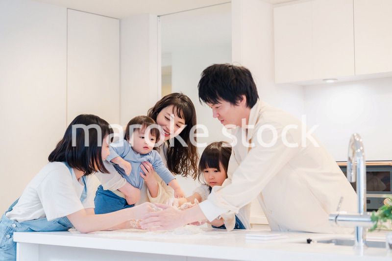 家で仲良くクッキングをする親子