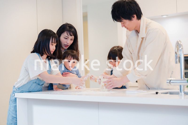 家で仲良くクッキングをする親子