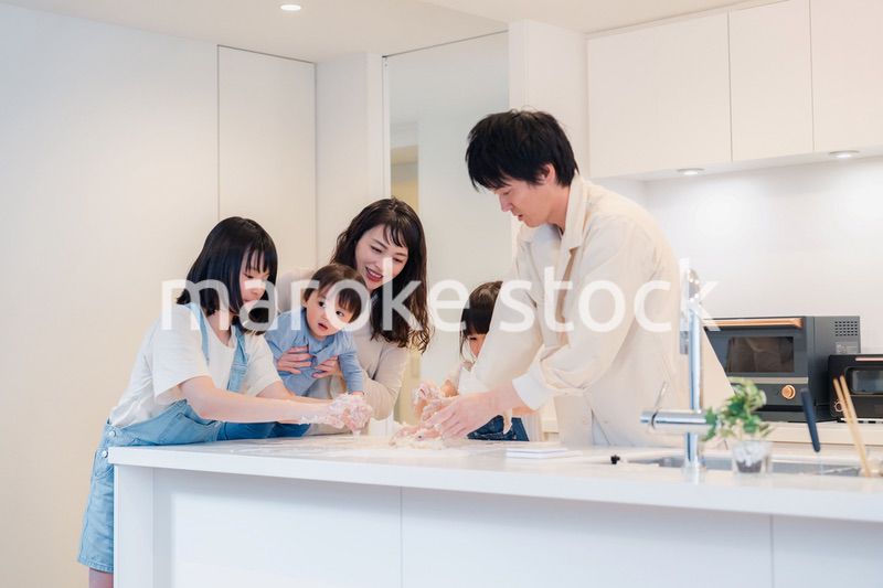 家で仲良くクッキングをする親子