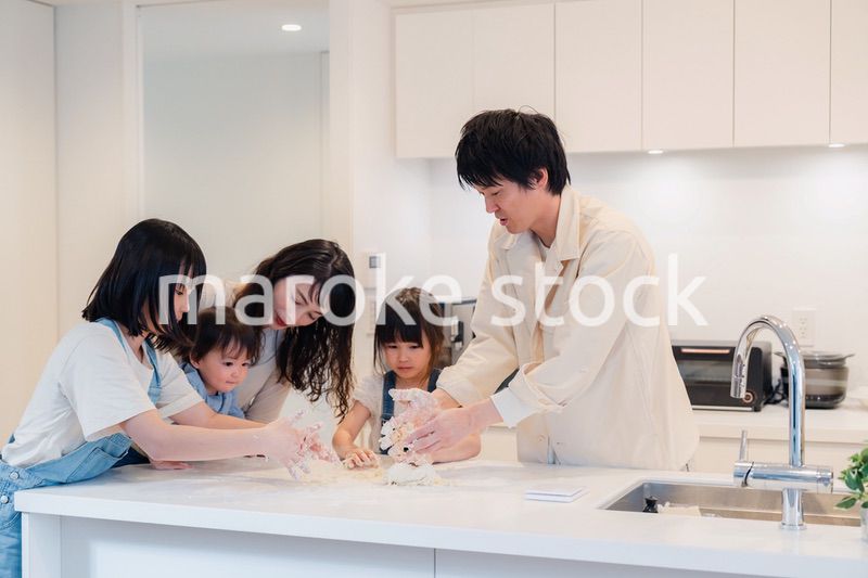 家で仲良くクッキングをする親子