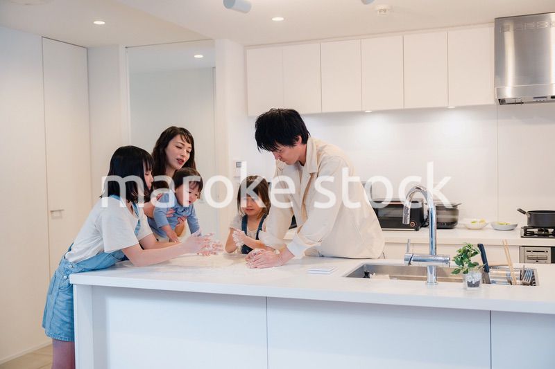 家で仲良くクッキングをする親子