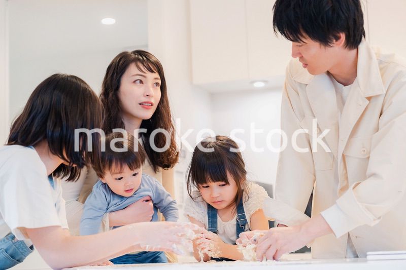 家で仲良くクッキングをする親子