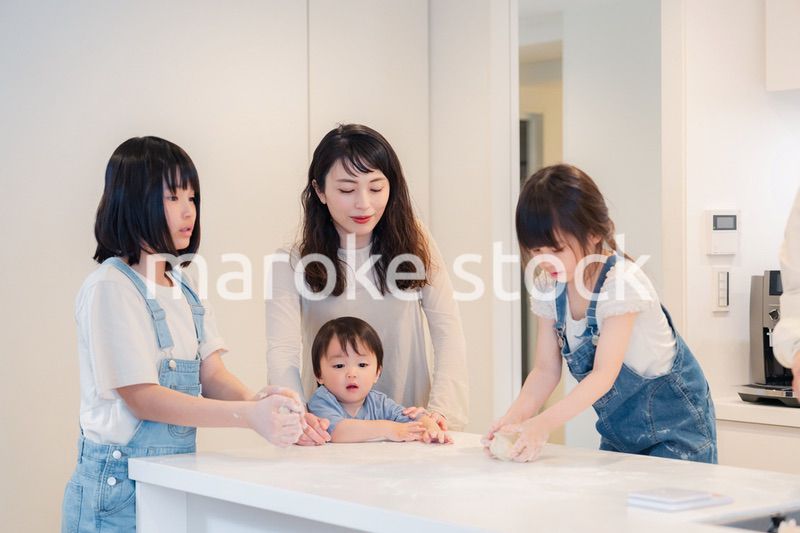 家で仲良くクッキングをする親子