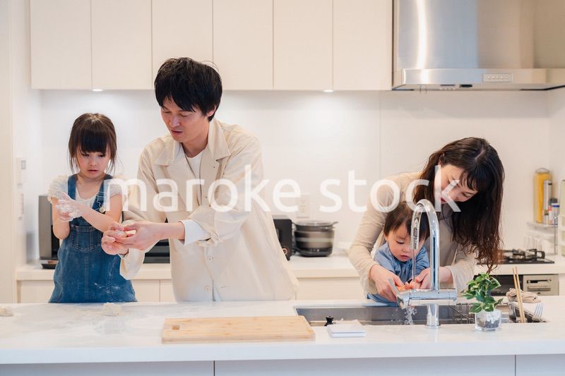 家で仲良くクッキングをする親子