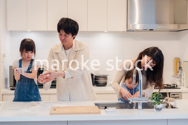 家で仲良くクッキングをする親子