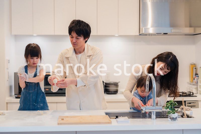 家で仲良くクッキングをする親子