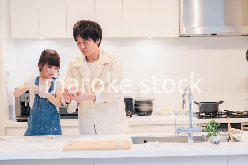 パパと家でクッキングをする女の子