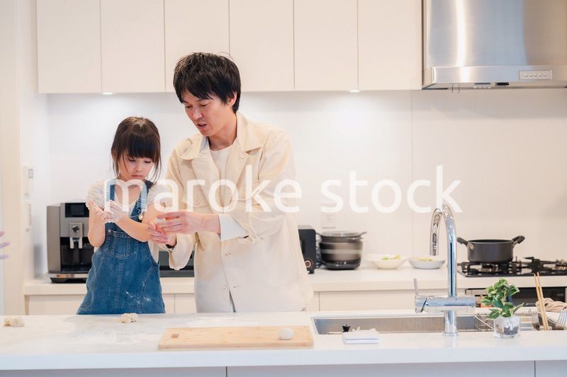 パパと家でクッキングをする女の子