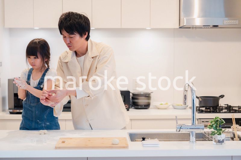 パパと家でクッキングをする女の子