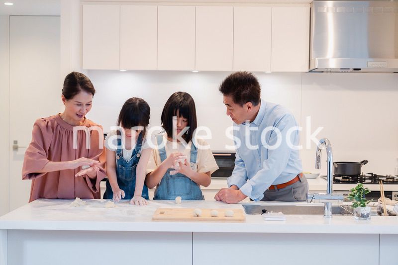 祖父母と一緒に料理をする子どもたち