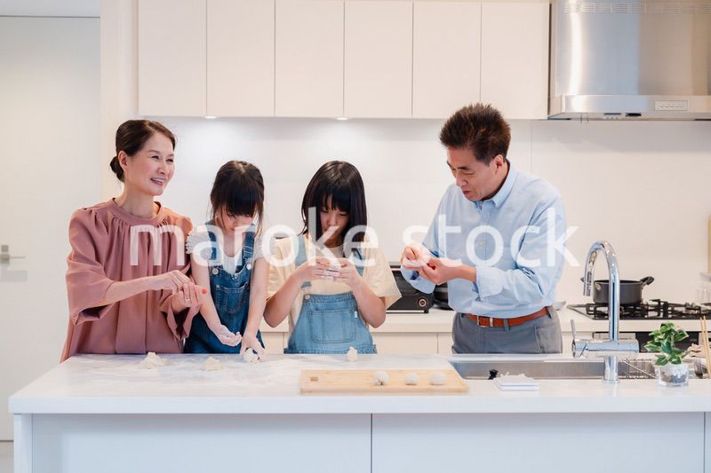 祖父母と一緒に料理をする子どもたち