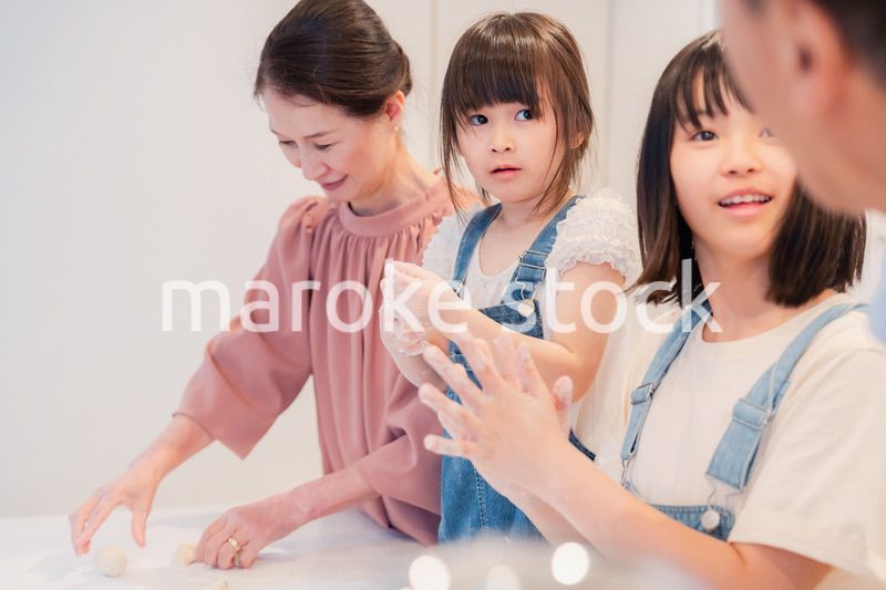 祖父母と一緒に料理をする子どもたち