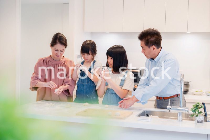 祖父母と一緒に料理をする子どもたち