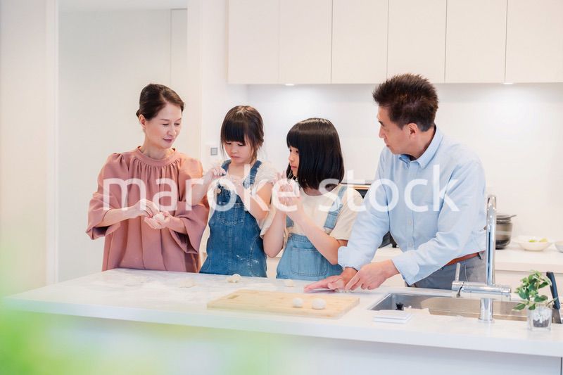 祖父母と一緒に料理をする子どもたち