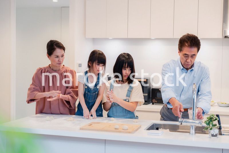 祖父母と一緒に料理をする子どもたち