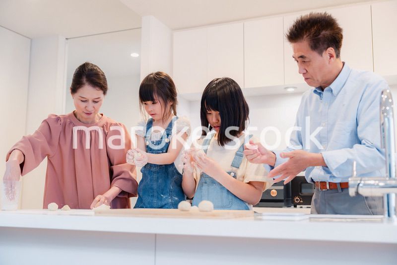 祖父母と一緒に料理をする子どもたち
