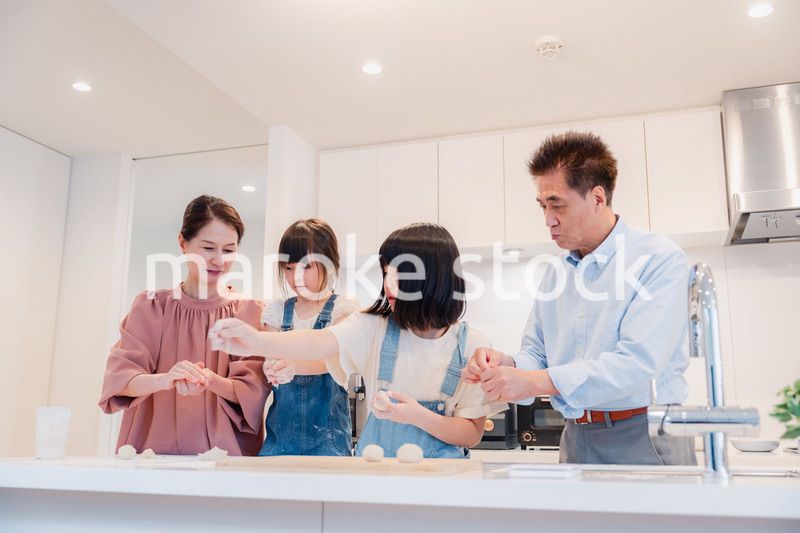 祖父母と一緒に料理をする子どもたち