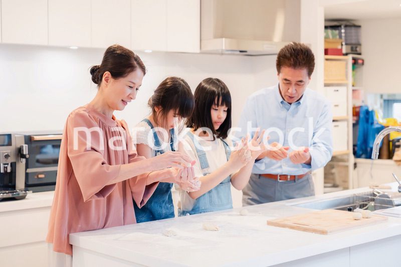 祖父母と一緒に料理をする子どもたち