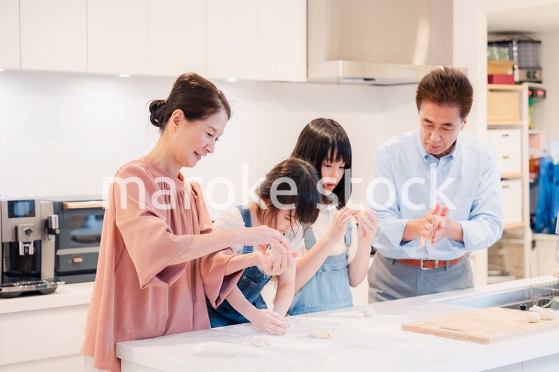 祖父母と一緒に料理をする子どもたち