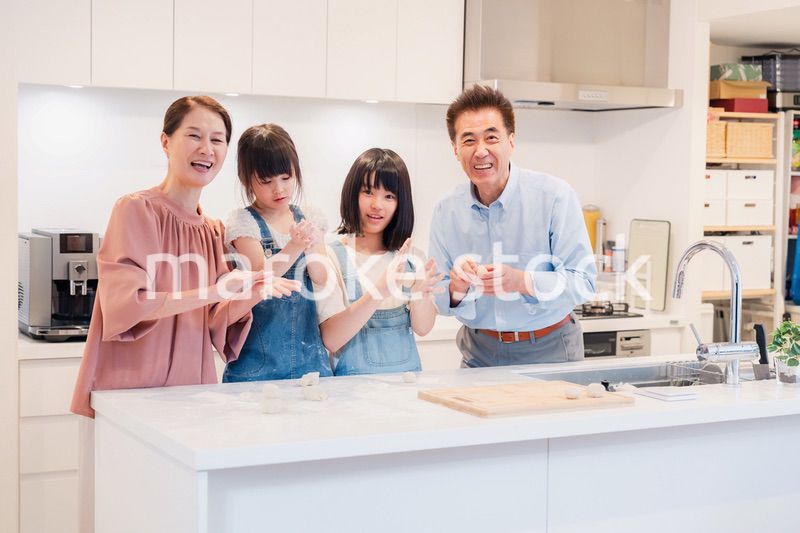 祖父母と一緒に料理をする子どもたち