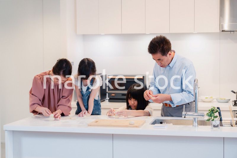 祖父母と一緒に料理をする子どもたち