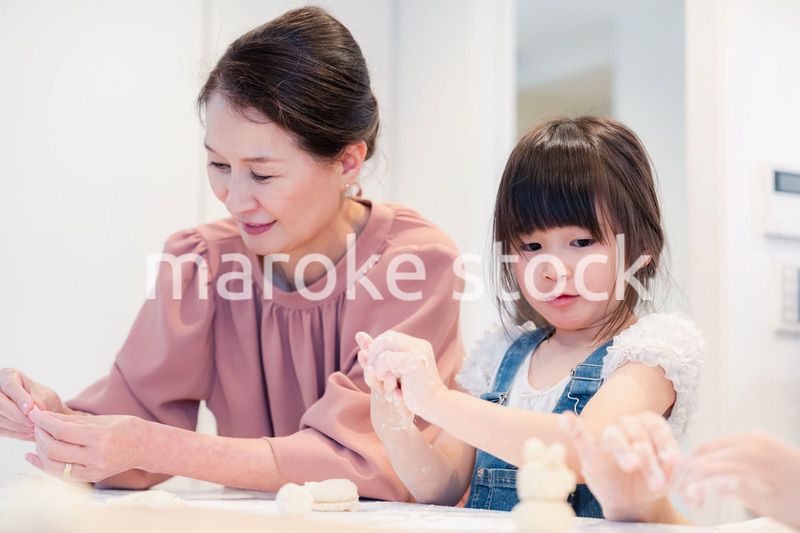 孫と一緒にお菓子作りをするおばあちゃん