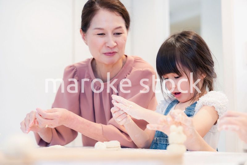 孫と一緒にお菓子作りをするおばあちゃん