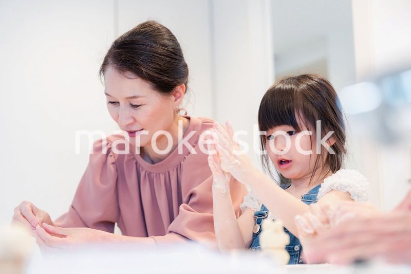孫と一緒にお菓子作りをするおばあちゃん