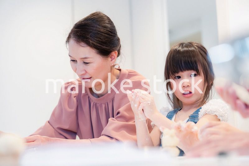 孫と一緒にお菓子作りをするおばあちゃん