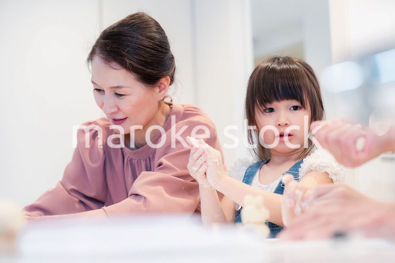 孫と一緒にお菓子作りをするおばあちゃん