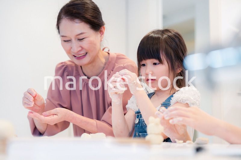孫と一緒にお菓子作りをするおばあちゃん