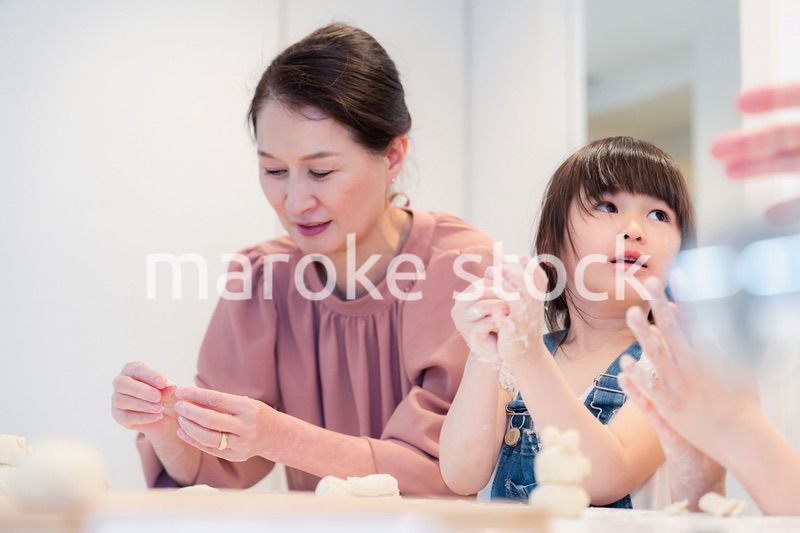 孫と一緒にお菓子作りをするおばあちゃん