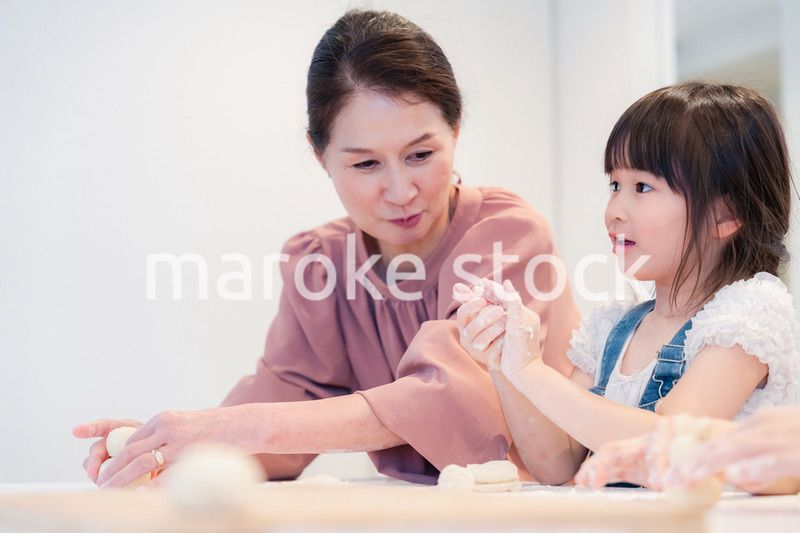 孫と一緒にお菓子作りをするおばあちゃん