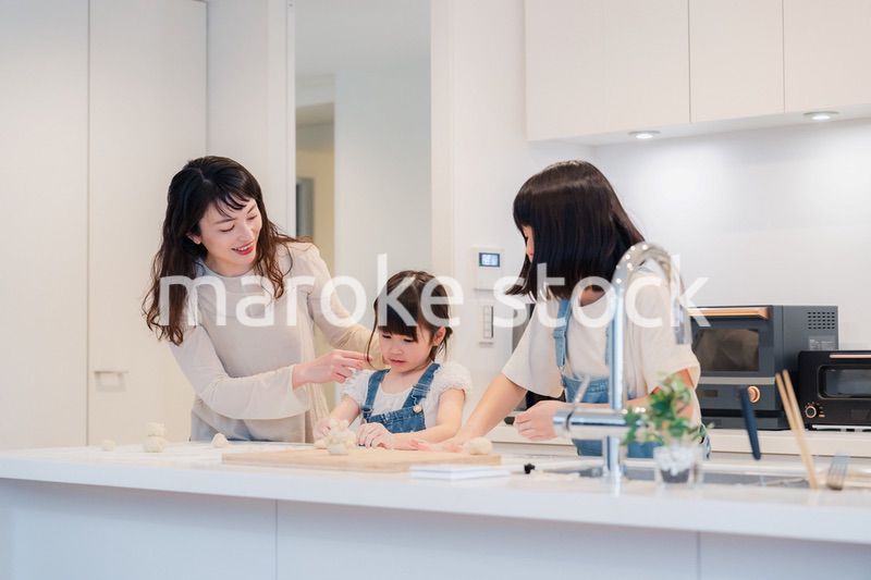 お母さんと一緒に料理をする子どもたち