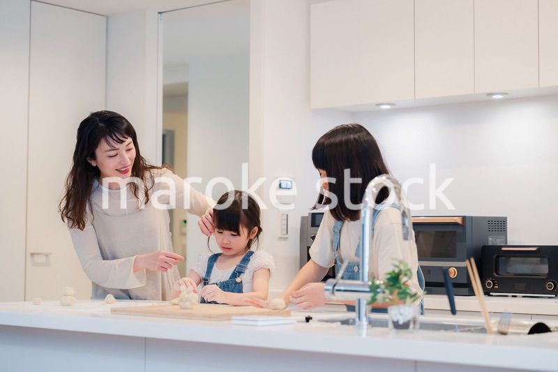 お母さんと一緒に料理をする子どもたち